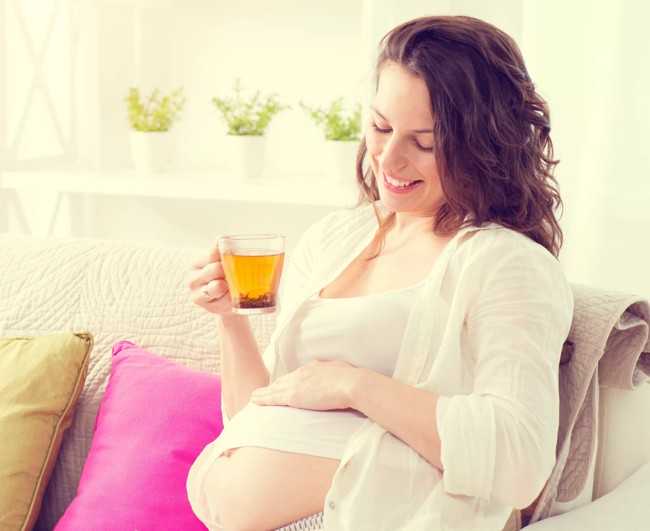 беременная пьет зеленый чай