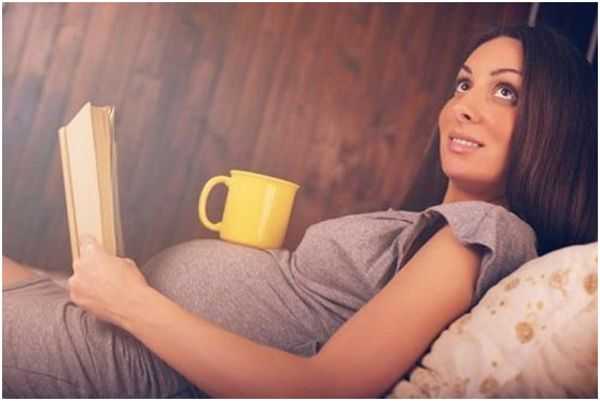 беременная с книгой и чаем