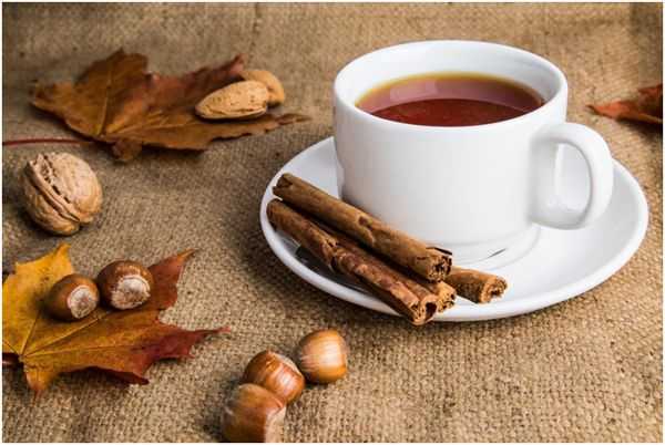 чай с корицей и кленовые листья