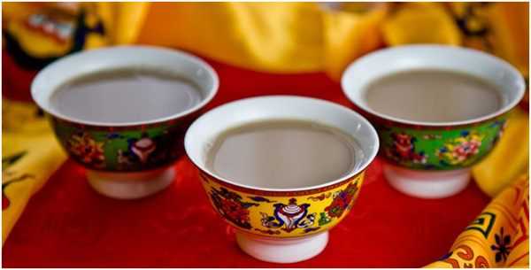 чай с молоком и солью в традиционных чашках