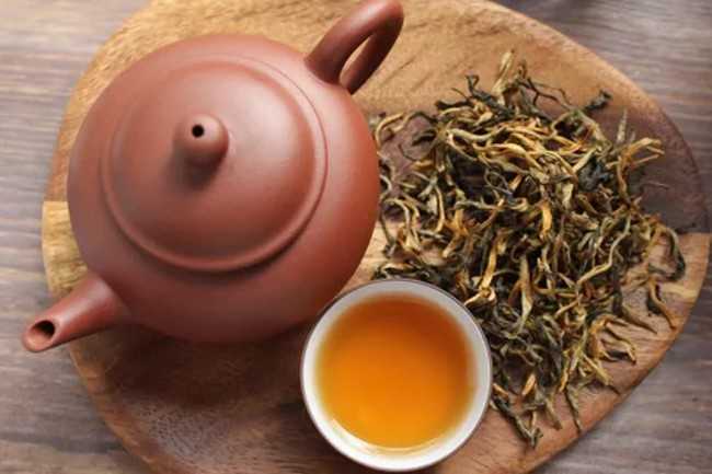 чайник и чашка чая дянь хун