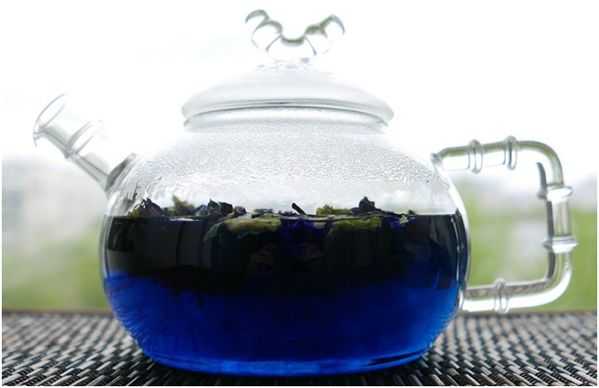 чайник с синим чаем