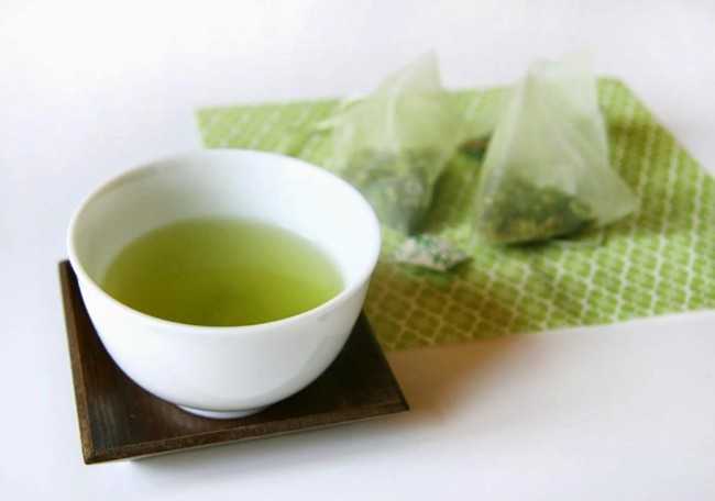 чашка чая зеленого и пакетики