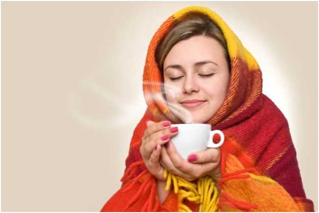 девушка в одеяле с чаем