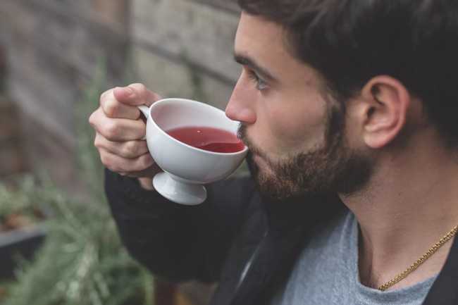 мужчина пьет чай