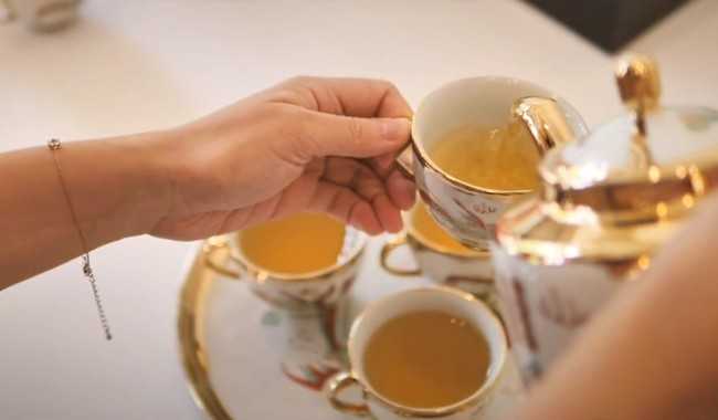 разливают тибетский чай в чашки