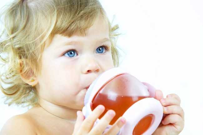 ребенок пьет чай