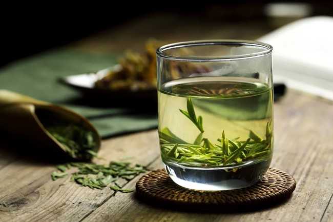 стакан с зеленым чаем