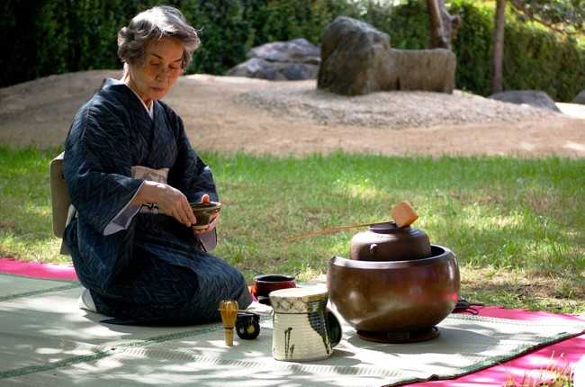 японская женщина заваривает чай