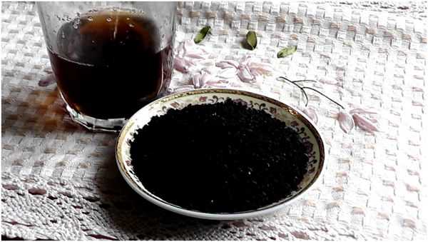 заваренный чай из черного тмина