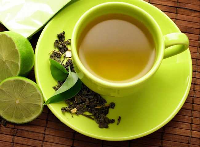 зеленая чашка чая с лимоном