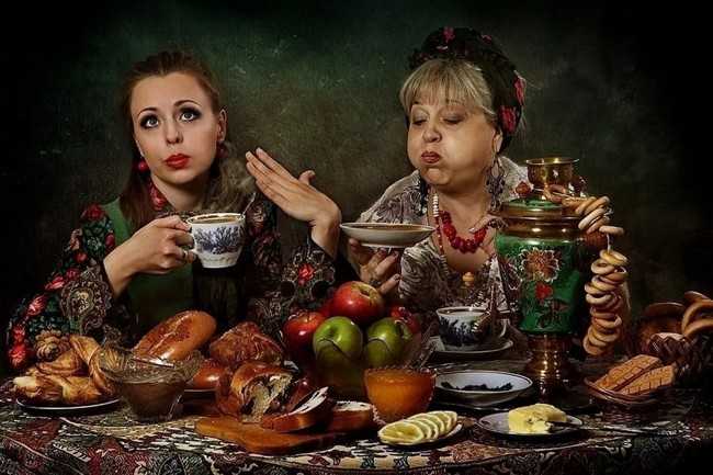 женщины пьют чай