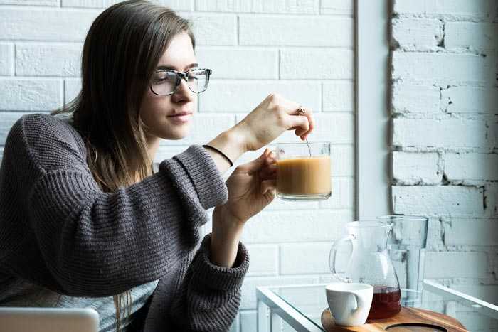 девушка пьет кофе