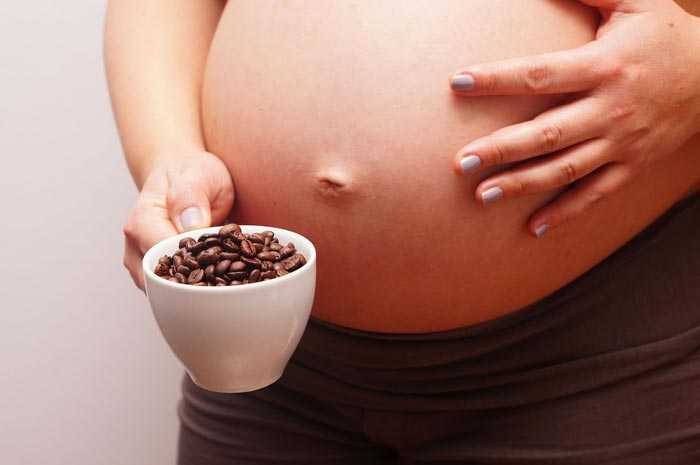 беременная пьет кофе