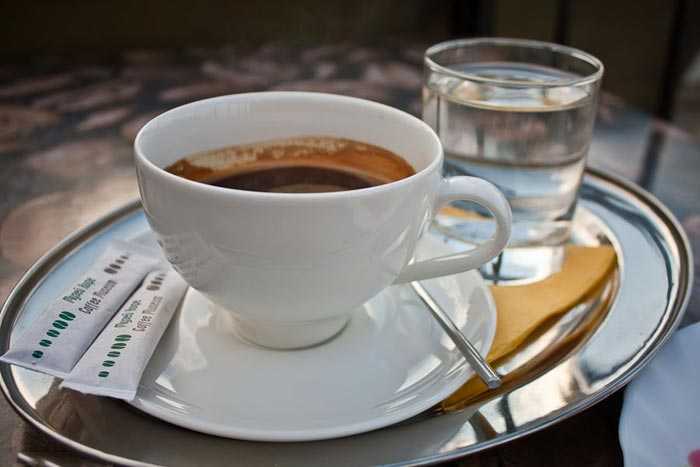 кофе и стакан воды