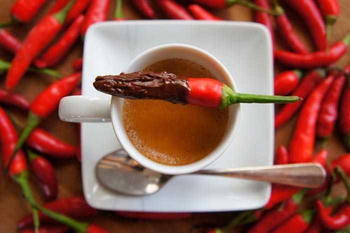 перец на чашке кофе